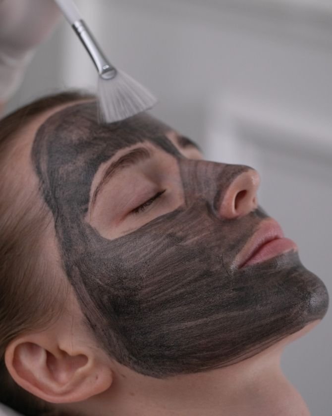 peeling doux sur visage de femme