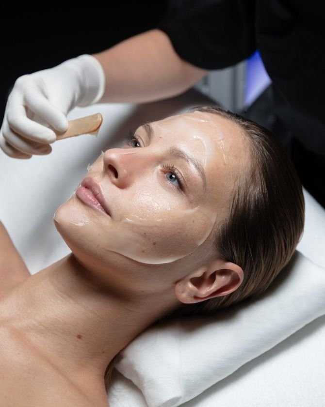 hydratation éclat expert cellulaire sur un visage de femme