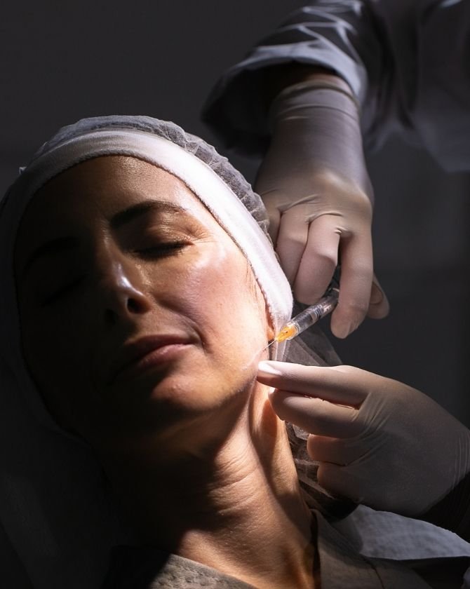 injection d'acide hyaluronique sur visage femme mûre