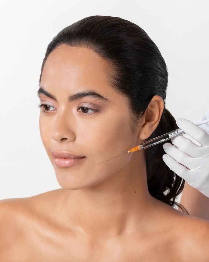 Injection d'acide hyalunorique sur visage