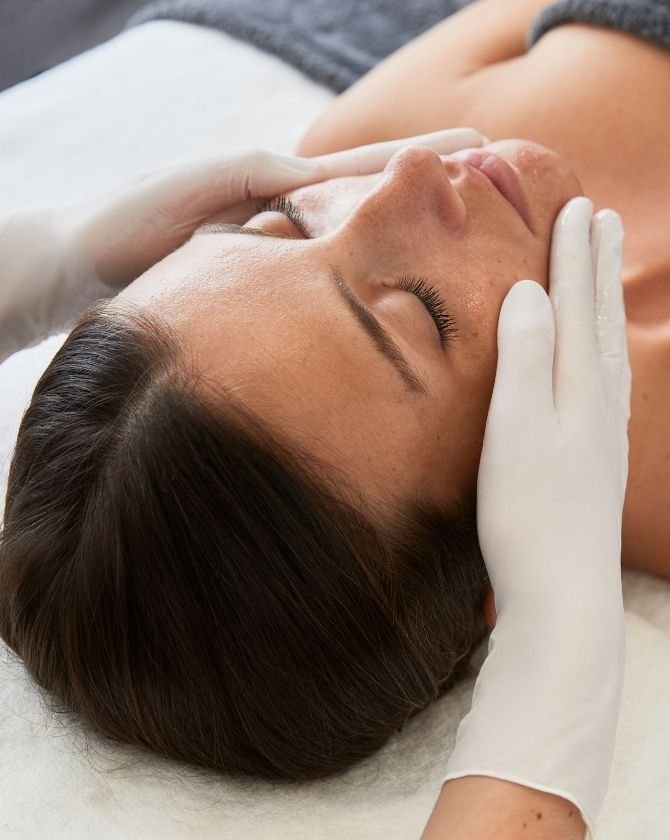 massage du visage et skin bloom sur une femme