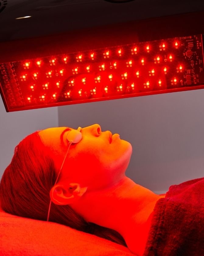 Séance de luminothérapie LED pour cheveux à la Maison Lutétia, utilisant la lumière rouge pour stimuler la repousse capillaire