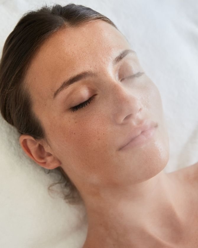 visage d'une femme dans un bain vapeur