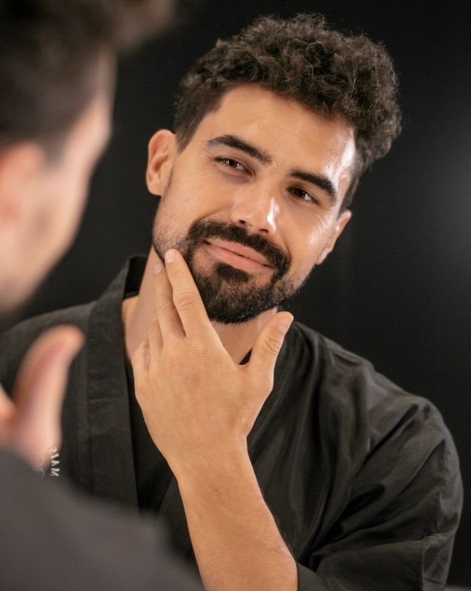 Taille de barbe millimétrée effectuée avec précision par un barbier professionnel