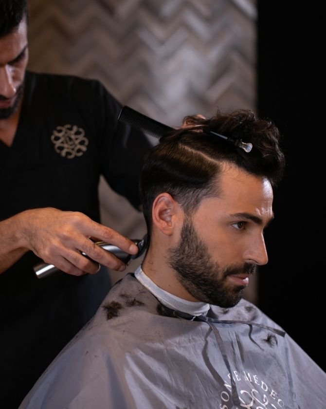 Expert visagiste réalisant une coupe de cheveux au Coiffeur Barbier Lutétia