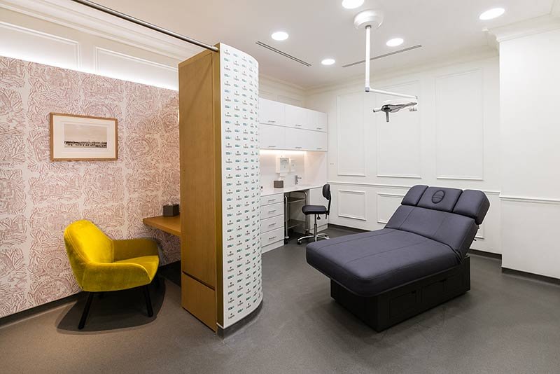 salle de soin avant-gardiste avec fauteuil