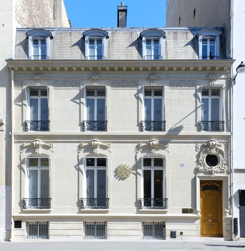 Vue extérieure de la Maison Lutétia, centre de médecine esthétique installé dans un bâtiment historique.