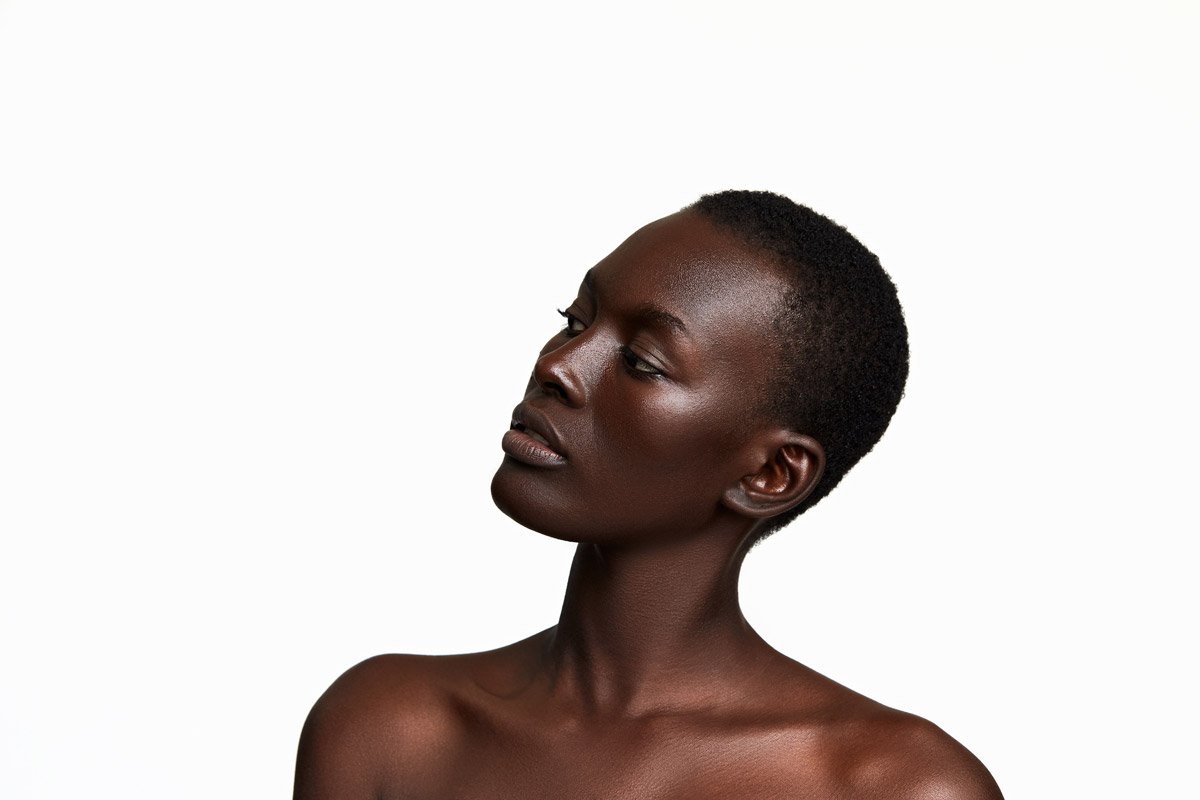 femme de profil avec grain de peau lisse