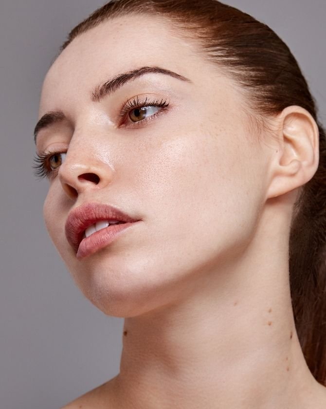 foncer les sourcils et affiner le visage