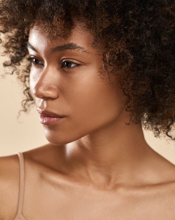 Résultat visible d'une peau plus lisse après plusieurs séances d'épilation laser sur peau noire