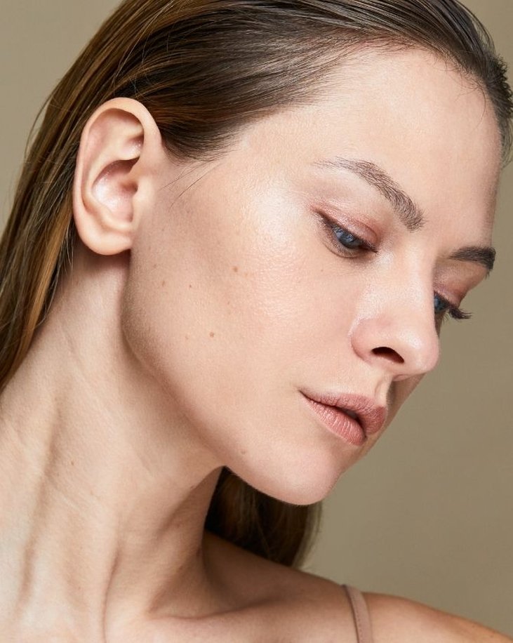 visage de femme présentant des pores dilatés