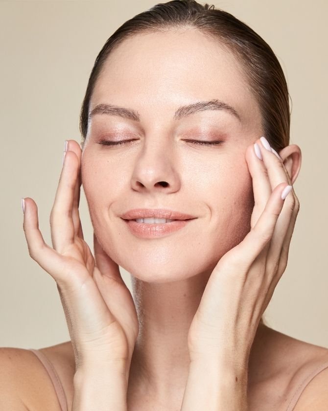 visage de femme sans imperfections après soin