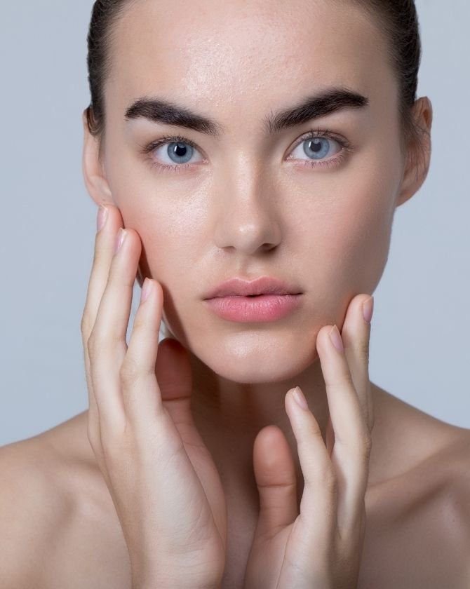 femme à visage lisse sans impuretés
