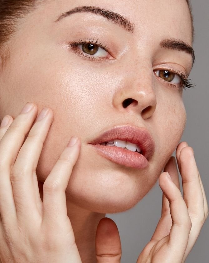 visage lisse sans cerne d'une femme