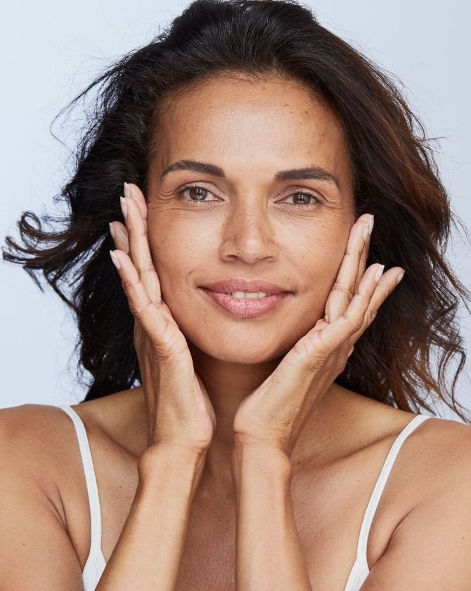 visage de femme présentant des taches pigmentaires et taches brunes