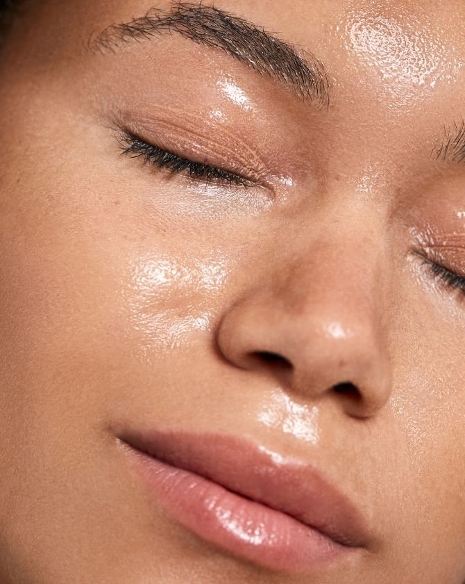 Visage de femme avec peau bien hydraté