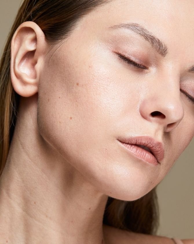 visage de femme sans acné