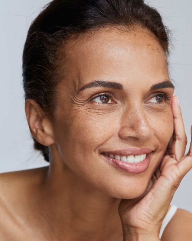 Visage de femme avec apparition de rides d'expression