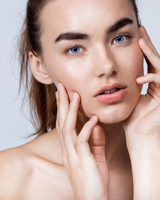 sourcils femme denses et foncés