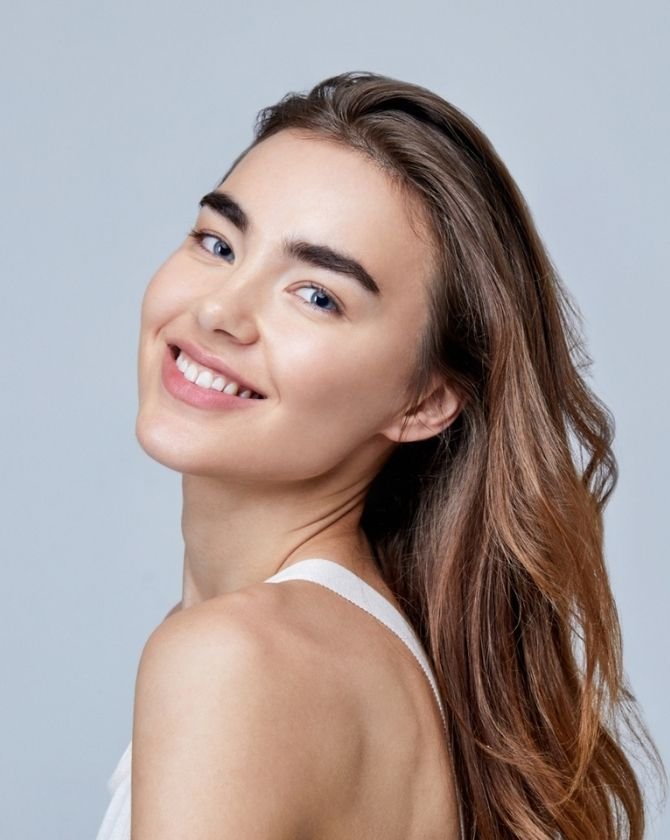 femme sourcils épais