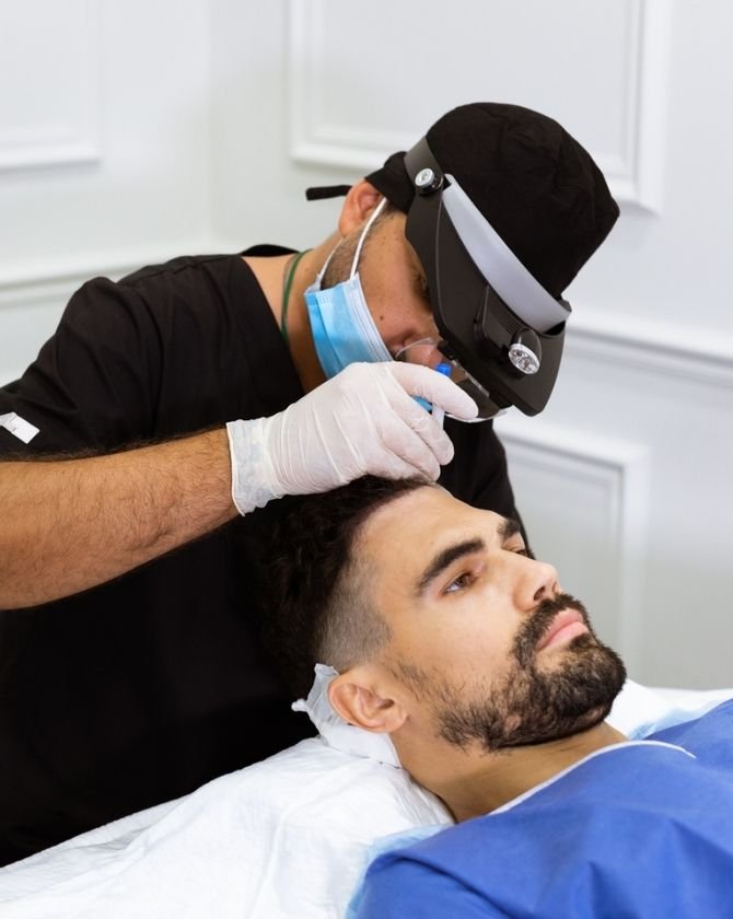 médecin et patient pendant greffe capillaire maison lutetia