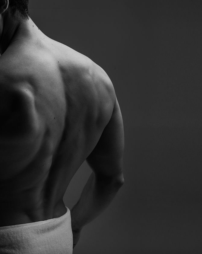 dos homme musclé en noir et blanc