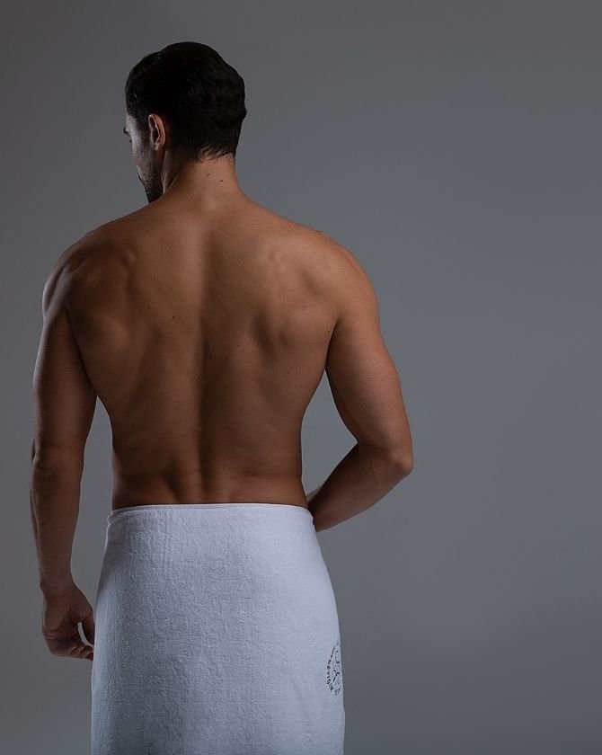 homme de dos sans bourrelets
