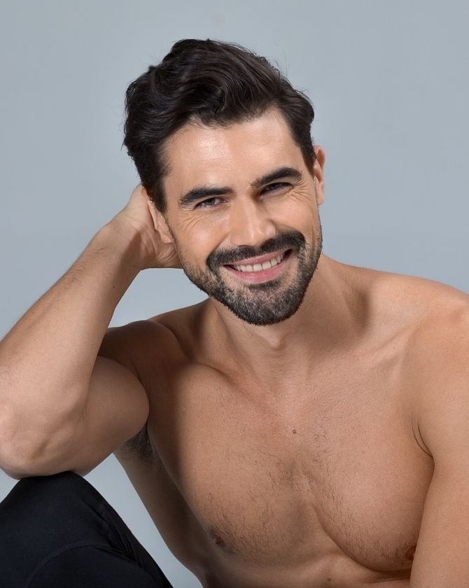 homme avec pilosité abondante