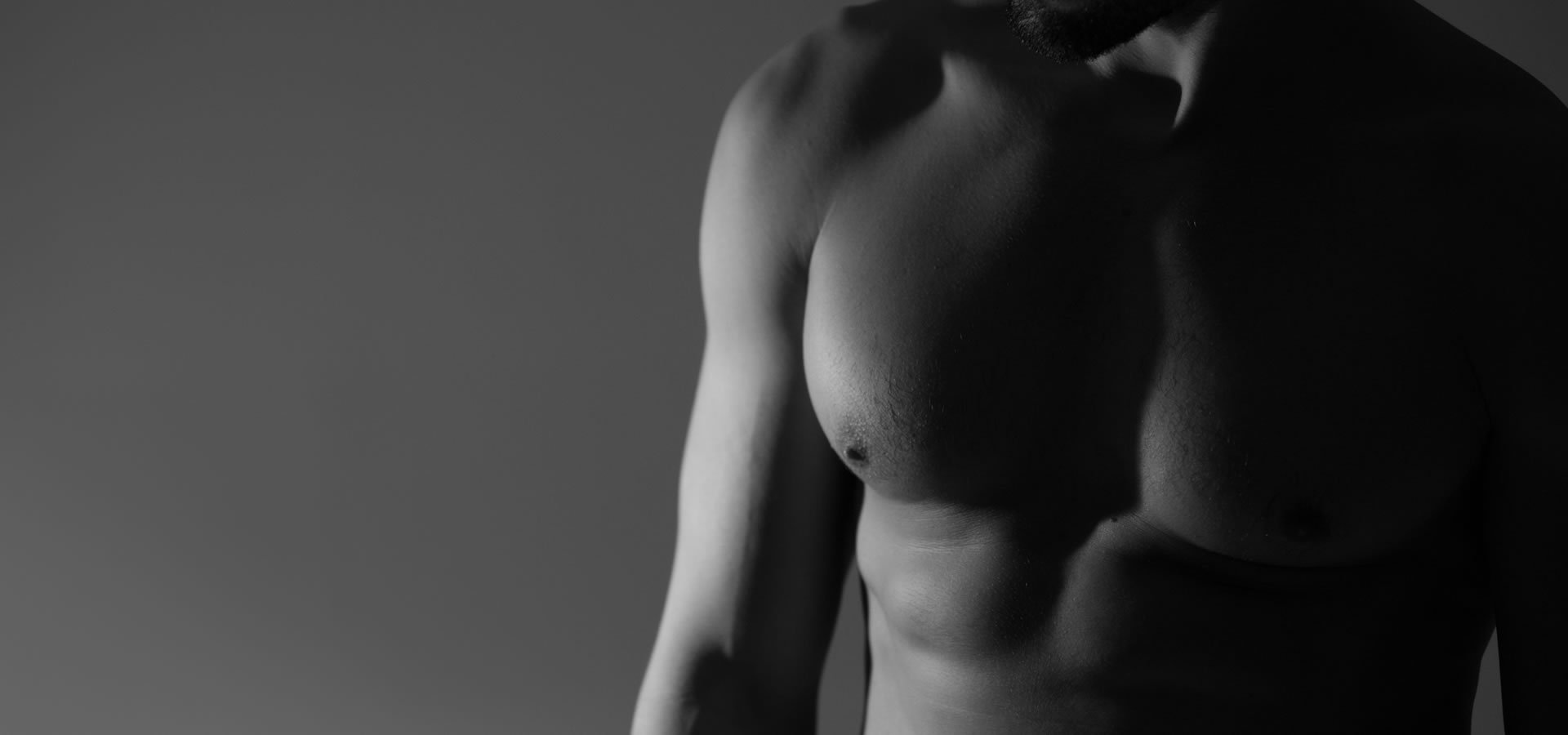 torse homme en noir et blanc