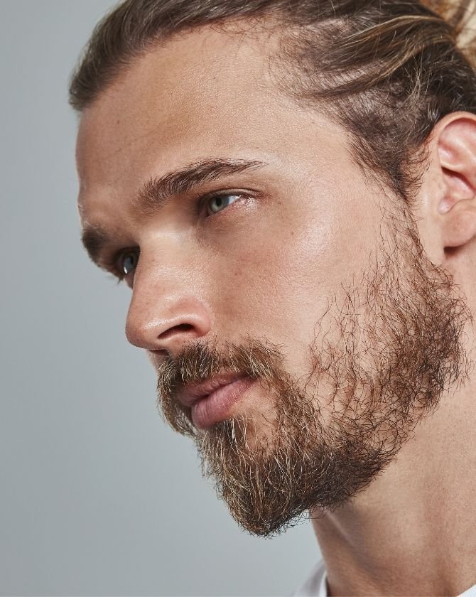 profil homme barbu et chevelu