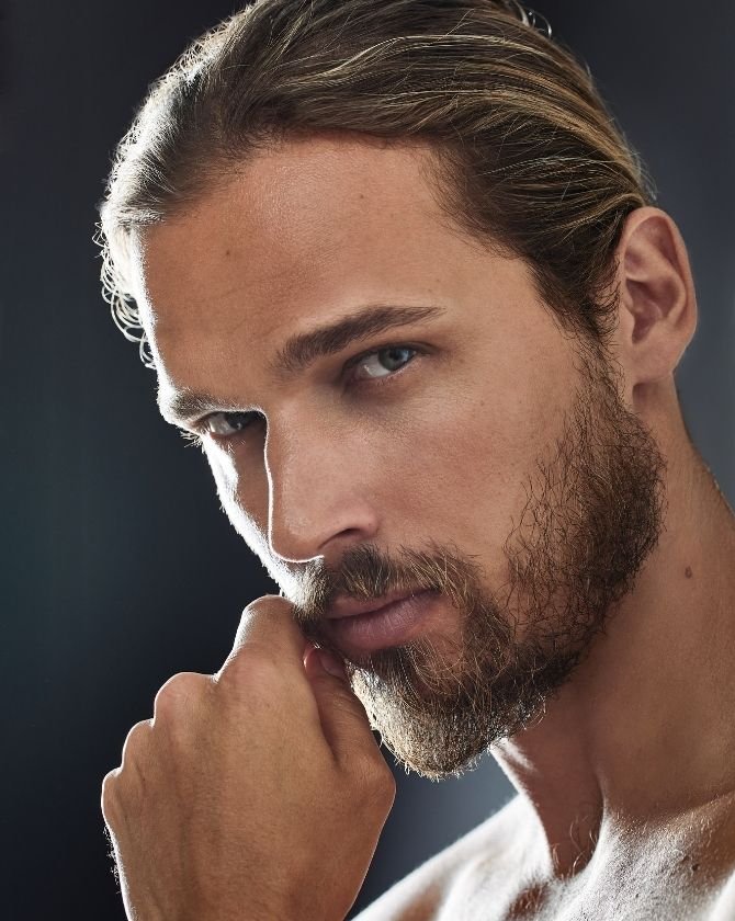 homme avec de beaux cheveux