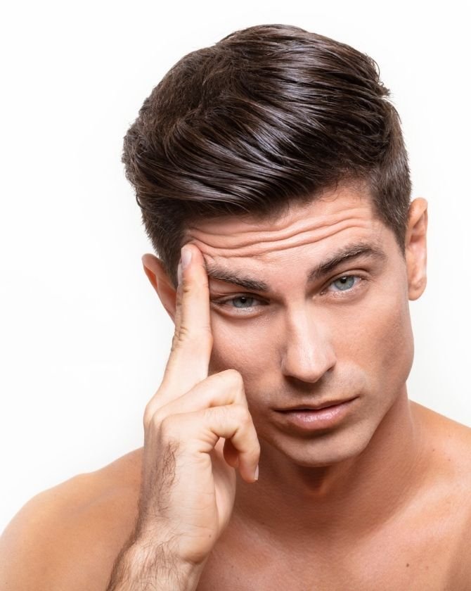 Effet tenseur visible sur les contours du visage masculin suite au traitement