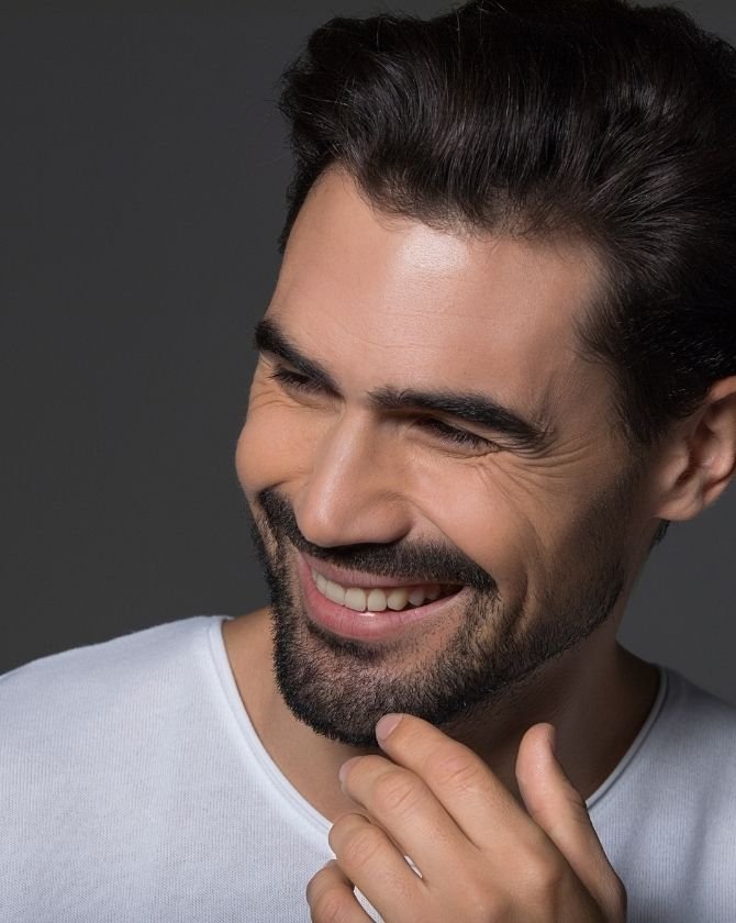 homme avec barbe et cheveux denses