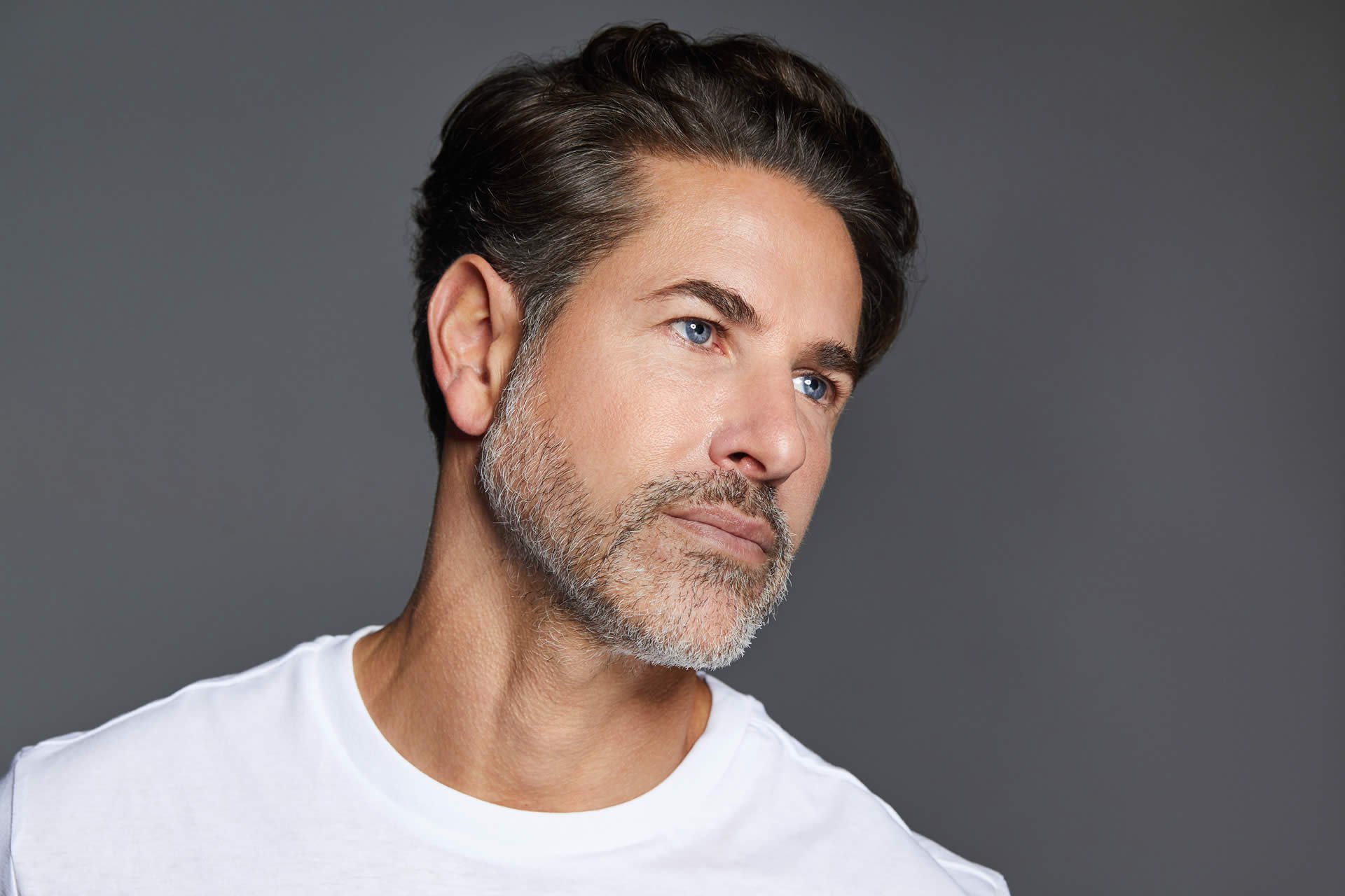 homme pensif avec visage lisse