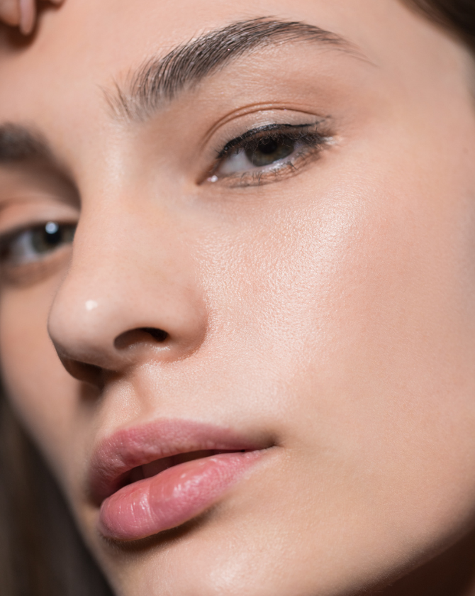visage de femme lisse sans pores dilatés