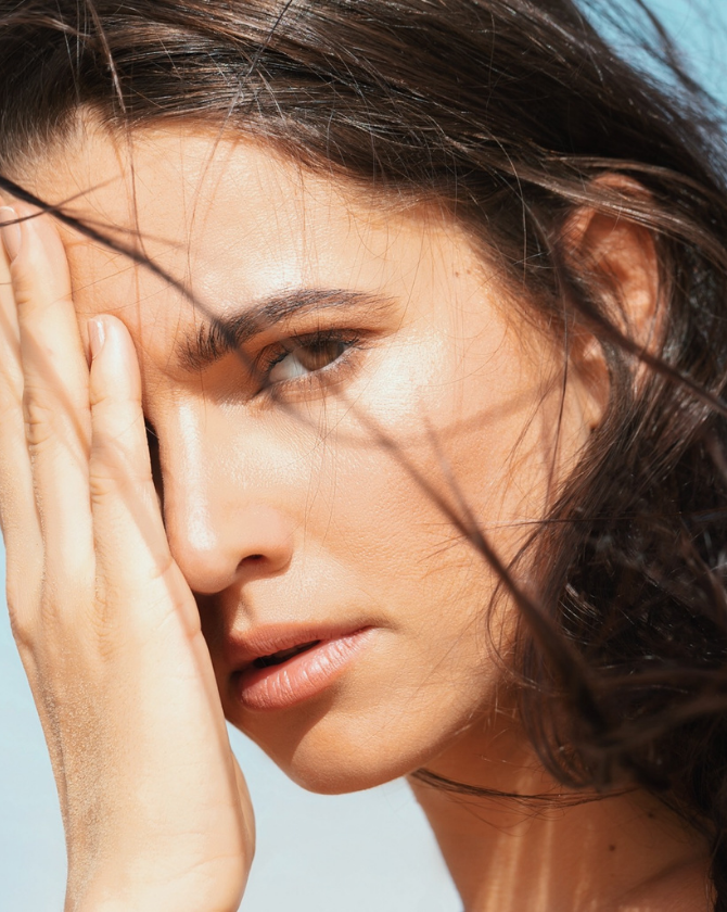 visage de femme avec paupière qui tombe