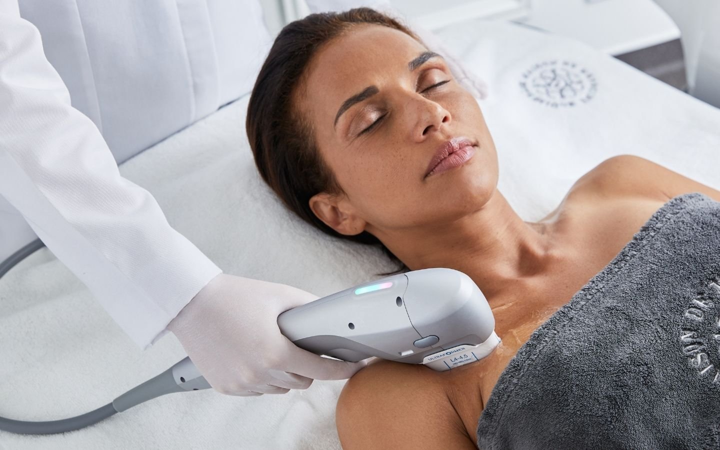 femme traitement ultrasons focalisés