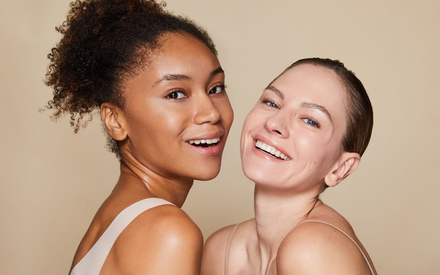 deux femmes heureuses a la peau parfaite