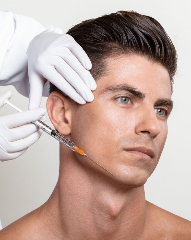 Médecin expert en train de consulter un patient pour un plan de traitement masculin