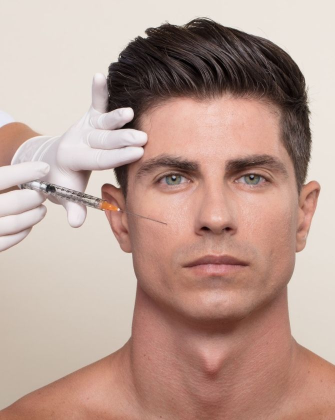 homme recevant l'injection d'acide hyaluronique à paris