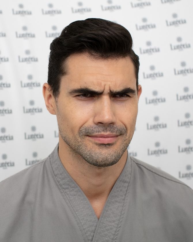 un homme qui fronce les sourcils