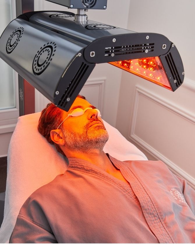 Traitement de luminothérapie capillaire visant à renforcer la densité et l'éclat des cheveux