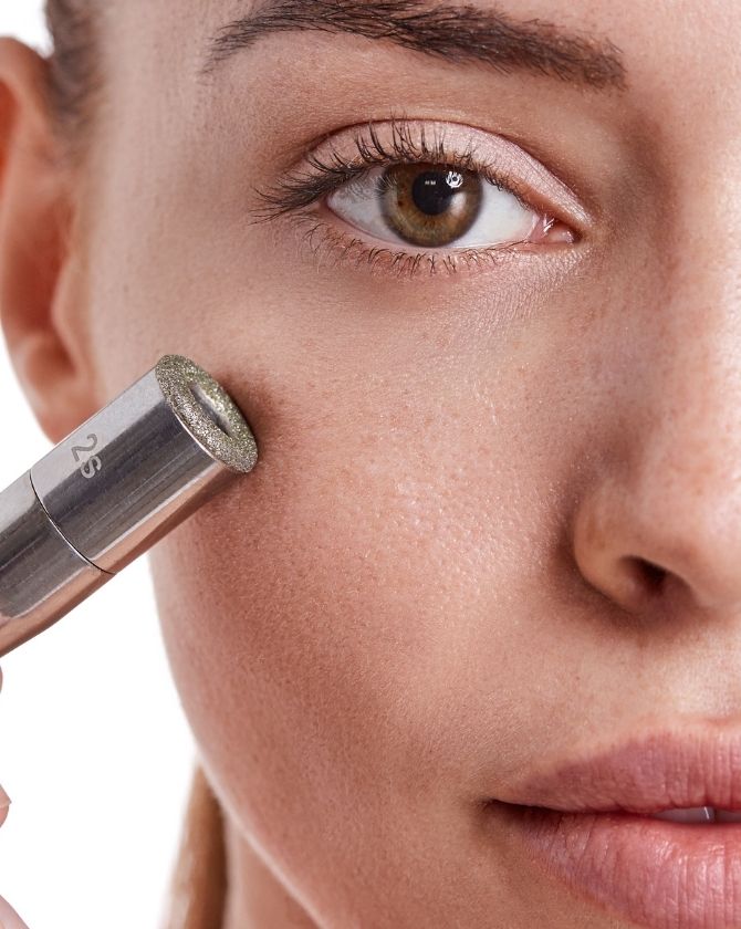 la microdermabrasion contre les imperfections de la peau du visage 