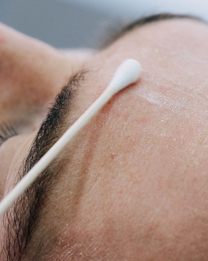 gros plan peeling du visage frond a la maison lutetia Paris