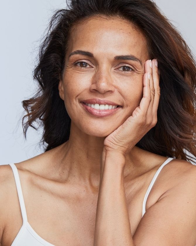 belle femme 50 ans pour représenter la légère calvitie cicatricielle