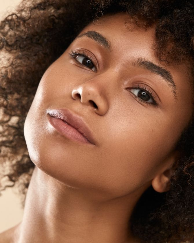 visage et sourcils de femme dessinés