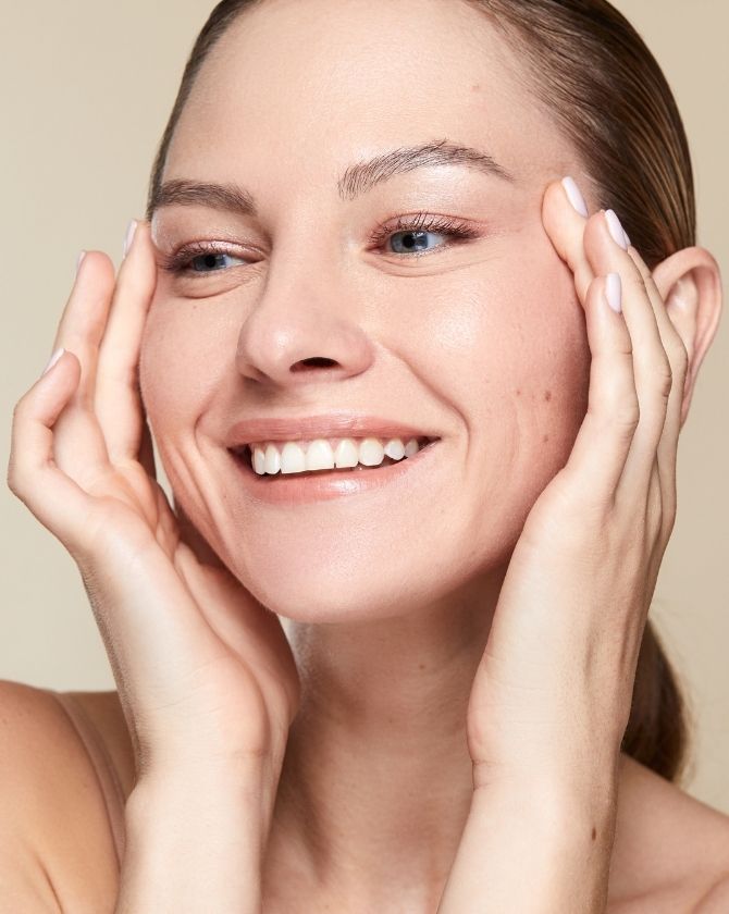 une femme qui se tire les yeux avec ses mains