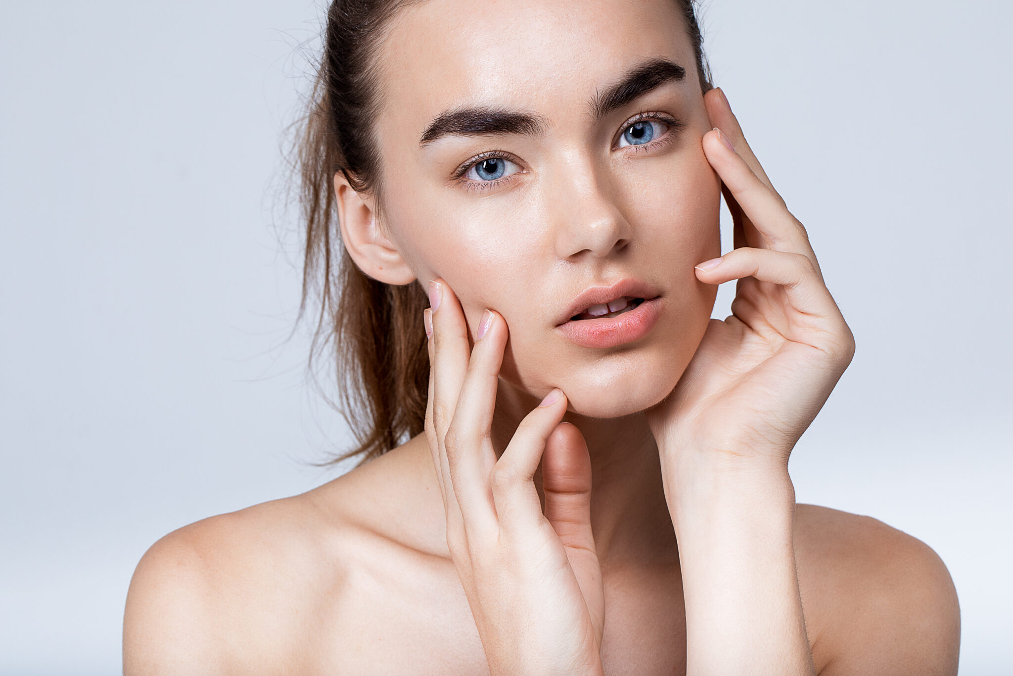 femme qui touche son visage après scénace lift and glow paris