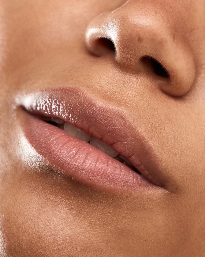 Résultat subtil d'une bouche plus charnue après une séance de Lip Flip