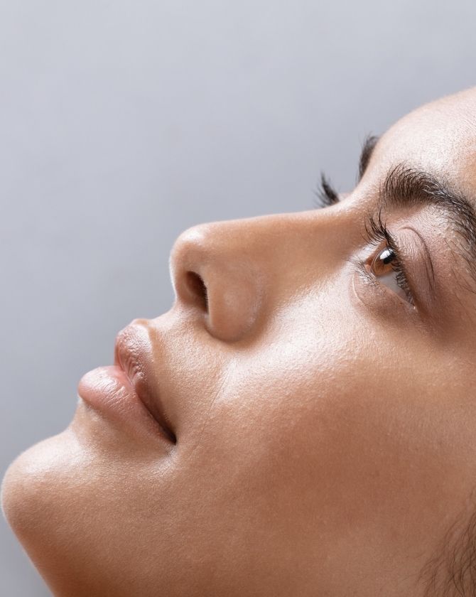 décoloration du duvet sur visage de femme